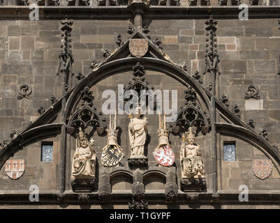 Detail der Altstadt Turm der Karlsbrücke in Prag Stockfoto
