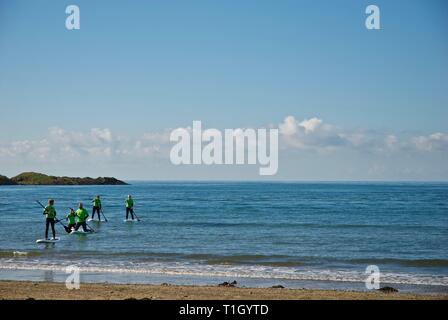 Ferner zahlen Ansatz am Strand Paddelboote, Rhosneigr, Anglesey, North Wales, UK Stockfoto