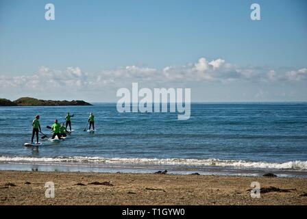 Ferner zahlen Ansatz am Strand Paddelboote, Rhosneigr, Anglesey, North Wales, UK Stockfoto