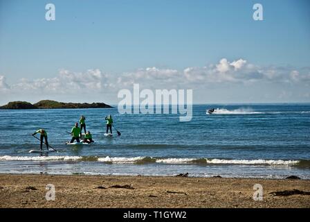 Ferner zahlen Ansatz am Strand Paddelboote, Rhosneigr, Anglesey, North Wales, UK Stockfoto