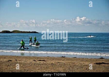 Ferner zahlen Ansatz am Strand Paddelboote, Rhosneigr, Anglesey, North Wales, UK Stockfoto