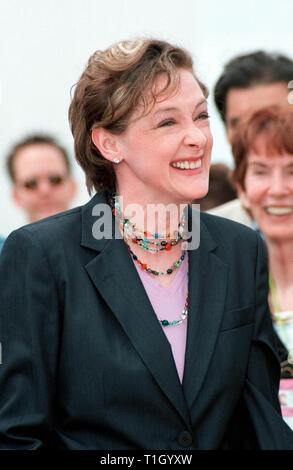 CANNES, Frankreich: 18. MAI 1999: Schauspielerin Joan Cusack bei den Filmfestspielen von Cannes, wo Ihr neuer Film "Cradle Will Rock" im Wettbewerb ist. © Paul Smith/Featureflash Stockfoto