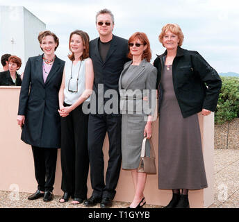 CANNES, Frankreich: 18. MAI 1999: Regisseur Tim Robbins mit Schauspielerinnen Joan Cusack (links), Emily Watson, Susan Sarandon and Vanessa Redgrave bei den Filmfestspielen von Cannes, wo Ihr neuer Film "Cradle Will Rock" im Wettbewerb ist. © Paul Smith/Featureflash Stockfoto