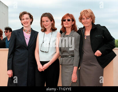 CANNES, Frankreich: 18. MAI 1999: Schauspielerinnen Joan Cusack (links), Emily Watson, Susan Sarandon and Vanessa Redgrave bei den Filmfestspielen von Cannes, wo Ihr neuer Film "Cradle Will Rock" im Wettbewerb ist. © Paul Smith/Featureflash Stockfoto