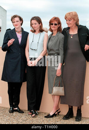 CANNES, Frankreich: 18. MAI 1999: Schauspielerinnen Joan Cusack (links), Emily Watson, Susan Sarandon and Vanessa Redgrave bei den Filmfestspielen von Cannes, wo Ihr neuer Film "Cradle Will Rock" im Wettbewerb ist. © Paul Smith/Featureflash Stockfoto