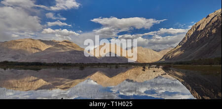 Bergsee mit voller Spiegel Spiegelbild im Wasser auf die Berge und den Himmel, das Foto Panorama. Stockfoto