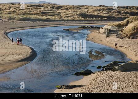 Ferner Zahlen über die Afon Crigyll Fluss waten, Rhosneigr, Anglesey, North Wales, UK Stockfoto