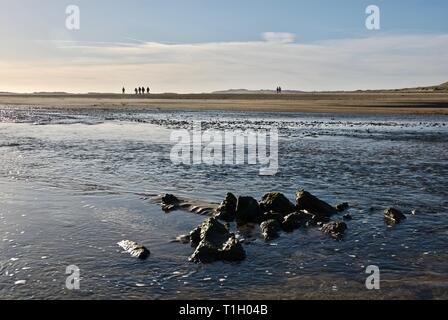 Ferner Zahlen am Strand, Rhosneigr, Anglesey, North Wales, UK Stockfoto