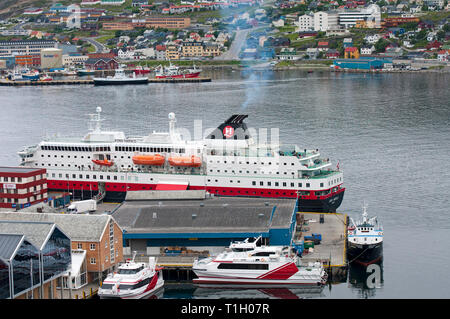 Hammerfest Hafen mit Hurtigruten Kreuzfahrten Kong Harald, Hammerfest, Finnmark, Norwegen Stockfoto