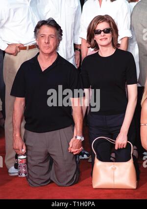 LOS ANGELES, Ca. September 30, 1999: Schauspieler Dustin Hoffman & Rene Russo bei Mann's Chinese Theater in Hollywood, wo Warner Bros.-Vorsitzenden & Co-CEOs Robert A. Daly & Terry Semel ihre Hand- und Fußabdrücke in Zement gesetzt hatte. © Paul Smith/Featureflash Stockfoto