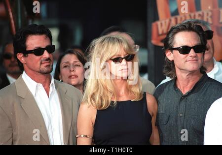 LOS ANGELES, Ca. September 30, 1999: Schauspieler Sylvester Stallone (links), Goldie Hawn und Kurt Russell bei Mann's Chinese Theater in Hollywood, wo Warner Bros.-Vorsitzenden & Co-CEOs Robert A. DALY & Terry Semel ihre Hand- und Fußabdrücke in Zement gesetzt hatte. © Paul Smith/Featureflash Stockfoto