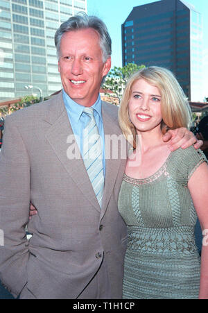 LOS ANGELES, Ca. Juni 15, 1999: Schauspieler James Woods und Freundin DAWN DeNOON im Rahmen der Weltpremiere in Los Angeles, seines neuen Films "The General's Daughter", in denen er Sterne mit John Travolta. © Paul Smith/Featureflash Stockfoto