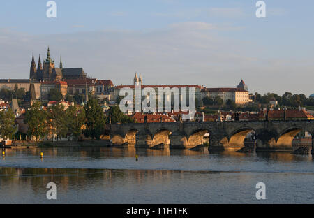 Prag. Blick auf Hrad und der Karlsbrücke am Morgen Stockfoto