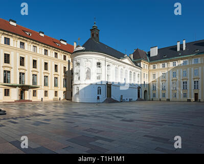 Die Prager Burg: 4. Hof und Kapelle des Heiligen Kreuzes Stockfoto