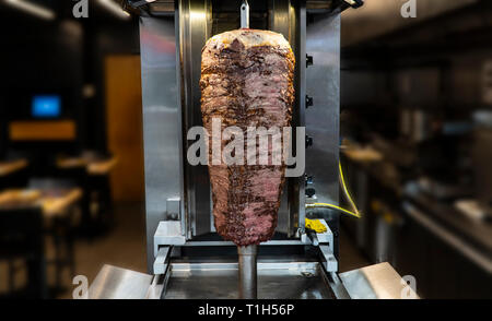 Döner Messer Traditionelle türkische Döner Fleisch. shawarma oder Gyros. Türkisch, Griechisch oder nahöstlichen arabischen Stil Döner essen Spucken vor der gri Stockfoto