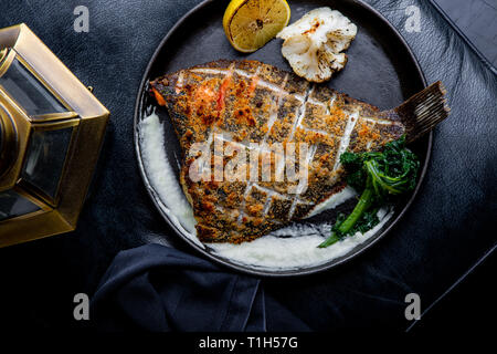 Flunder gebratenes Filet in einer Pfanne mit Kräutern und Zitrone Stockfoto