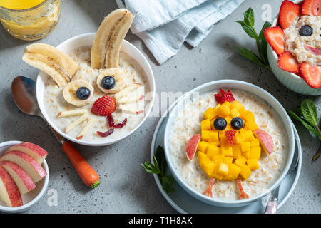 Lustige Schüsseln mit haferflockenbrei für Ostern Stockfoto