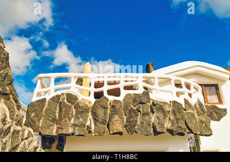 Low Angle View von Kleidung trocknen auf dem Dach gegen den Himmel. Stockfoto