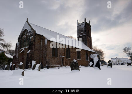 St. Michael und alle Engel Kirche, Princetown, Dartmoor, Devon an einem verschneiten Tag im Winter Stockfoto