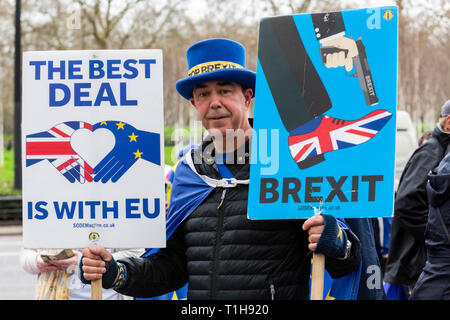 London, Großbritannien. 23. März 2019. Bleiben unterstützer Steve Bray nimmt teil an einer März Brexit in Central London zu stoppen, die Stimme eines Menschen. Stockfoto