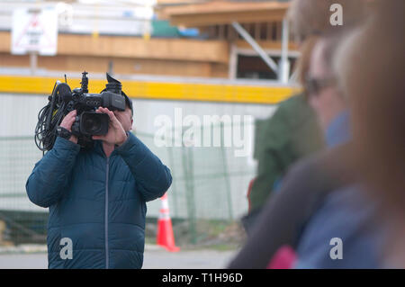 Maple Ridge, B.C., 25. März 2019. Kanadische Premierminister Justin Trudeau die Medien über erschwinglichen Wohnraum. TV Kameramann vor Ort. Stockfoto