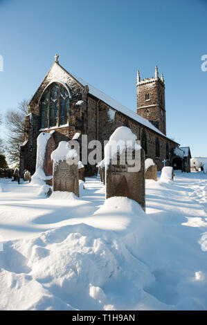 St. Michael und alle Engel Kirche, Princetown, Dartmoor, Devon an einem verschneiten Tag im Winter Stockfoto