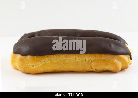 Kuchen mit einem Mehl Masse gesüßt und gebacken und mit Sahne oder Creme gefüllt. In Spanien als petisu bekannt. Stockfoto