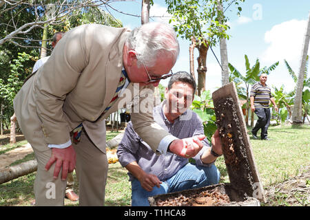 Der Prinz von Wales versucht, Honig, die während eines Besuchs auf der Finca Marta Bio-Bauernhof in der caimito Bezirk, in der Nähe von Havanna, Kuba, als Teil einer historischen Reise, die feiert die kulturellen Bindungen zwischen dem Vereinigten Königreich und den kommunistischen Staat. Stockfoto