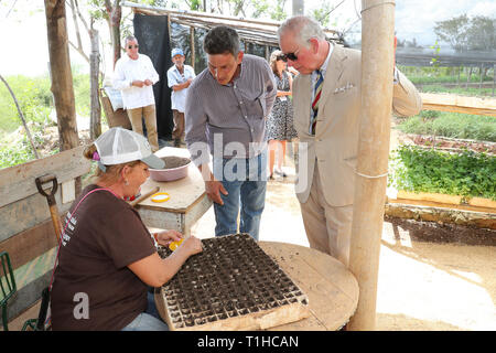 Der Prinz von Wales versucht, Honig, die während eines Besuchs auf der Finca Marta Bio-Bauernhof in der caimito Bezirk, in der Nähe von Havanna, Kuba, als Teil einer historischen Reise, die feiert die kulturellen Bindungen zwischen dem Vereinigten Königreich und den kommunistischen Staat. Stockfoto