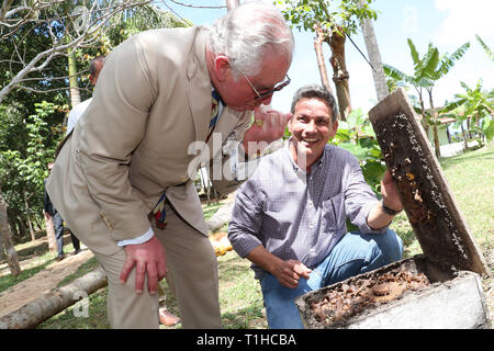 Der Prinz von Wales versucht, Honig, die während eines Besuchs auf der Finca Marta Bio-Bauernhof in der caimito Bezirk, in der Nähe von Havanna, Kuba, als Teil einer historischen Reise, die feiert die kulturellen Bindungen zwischen dem Vereinigten Königreich und den kommunistischen Staat. Stockfoto