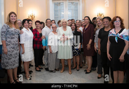 Die Herzogin von Cornwall (Mitte) bei einem Besuch des Kubanischen Frauenbundes, in Havanna, Kuba, als Teil einer historischen Reise, die feiert die kulturellen Bindungen zwischen dem Vereinigten Königreich und den kommunistischen Staat. Stockfoto