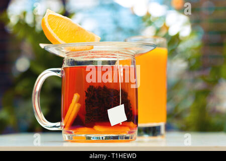 Schwarzer Tee mit einer Scheibe Zitrone in einem Glas mug Stockfoto
