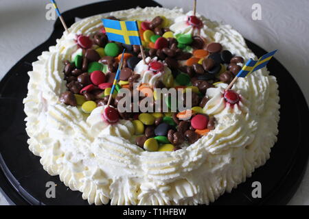 Eine hausgemachte Geburtstagskuchen mit schwedischer Flagge Stockfoto