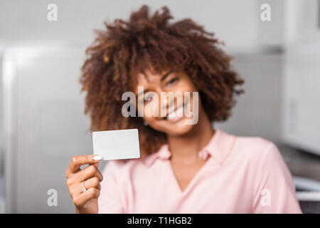 Junge schwarze afrikanische amerikanische Frau mit einem Wäscheservice Abonnement Stockfoto