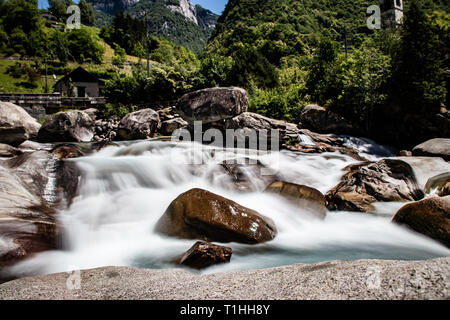 Glatte Wasserfall durch lange Belichtungszeit Stockfoto