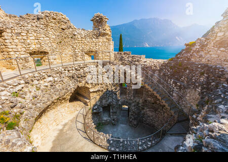 Riva del Garda, Blick von der Burgruine Il Bastione am Gardasee, Trient, Italien Stockfoto