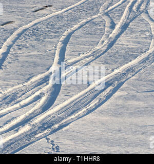 Reifenspuren Sie auf schneebedeckten Gebiet Stockfoto