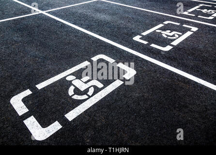 Parkplätze mit behinderten Zeichen und Markierungslinien auf asphalt Stockfoto