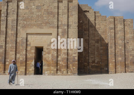 Sakkara, Ägypten: Eingang zum totentempel Komplex von Djoser. Stockfoto