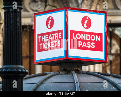 London Theatre tickets - Zeichen auf einer Karte stand im Londoner Theaterviertel West End Stockfoto