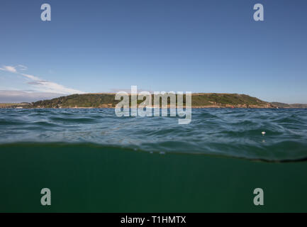 Ein Schuss von einer Yacht in Salcombe Mündung im Sommer mit Blick auf East Portlemouth von Splat Cove. Stockfoto