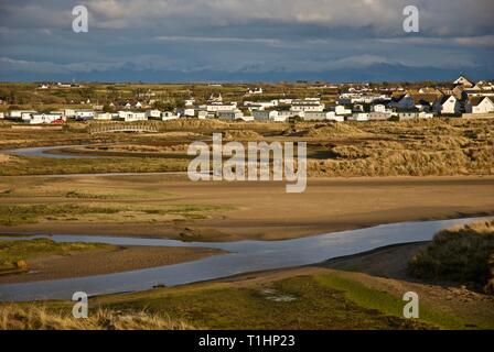 Wohnwagen und Ferienhäusern gesehen über den Dünen von trewan Gemeinsame, Rhosneigr, Anglesey, North Wales, UK Stockfoto