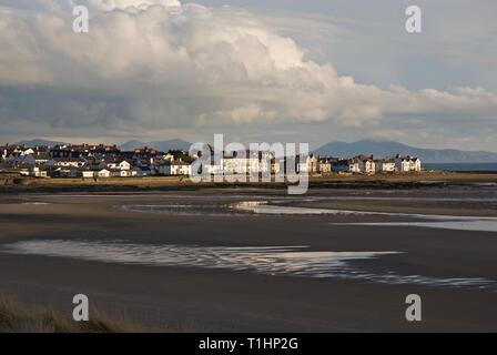 Einen entfernten Blick auf das Dorf Rhosneigr über von den Dünen von trewan Gemeinsame, Rhosneigr, Anglesey, North Wales, UK Stockfoto