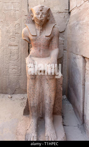 Sitzende Statue Pharaos Thutmosis III. in der Nähe der Festhalle von Thutmosis III. an Der Karnak-Tempel in Luxor, besteht aus einer Mischung aus verfallenen Tempel Stockfoto