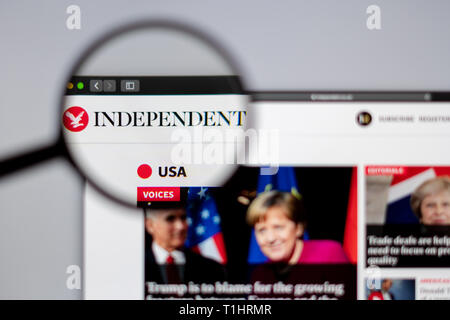 News Medien unabhängige Website Homepage. Unabhängige Logo sichtbar durch ein Vergrößerungsglas. Stockfoto