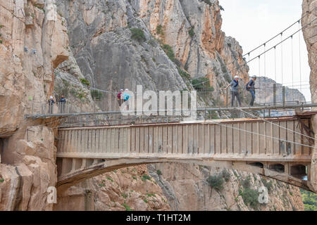 Malaga, Spanien - 1. März 2019: Brücke in die Schlucht des Gaitanes in El Caminito del Rey (des Königs weg). Ein Fußweg, entlang der steilen Wand Stockfoto