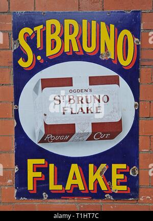 Ein Vintage alte Emaille Werbeschild für Hl. Bruno Tabak auf dem Bahnsteig in Bad Salzungen auf der Severn Valley Railway Worcestershire Stockfoto