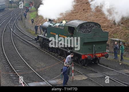 Great Western Railway Dampflokomotive 4144 per Bahn Enthusiasten bei Bridgnorth Station am Severn Valley Railway Shropshire Feder Gala 2019 beobachtete Stockfoto