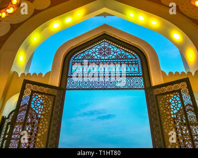 Dekorierte Eingang Tor der Großen Moschee in West Bay Area, Doha in Katar. Qatar State Mosque im arabischen Stil, Naher Osten, Arabische Halbinsel. Abendhimmel Stockfoto