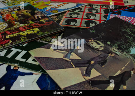 Neapel, Italien - 26. Dezember 2018. Cover der berühmten Beatles Abbey Road Album mit Drehscheibe im Vordergrund. Stockfoto